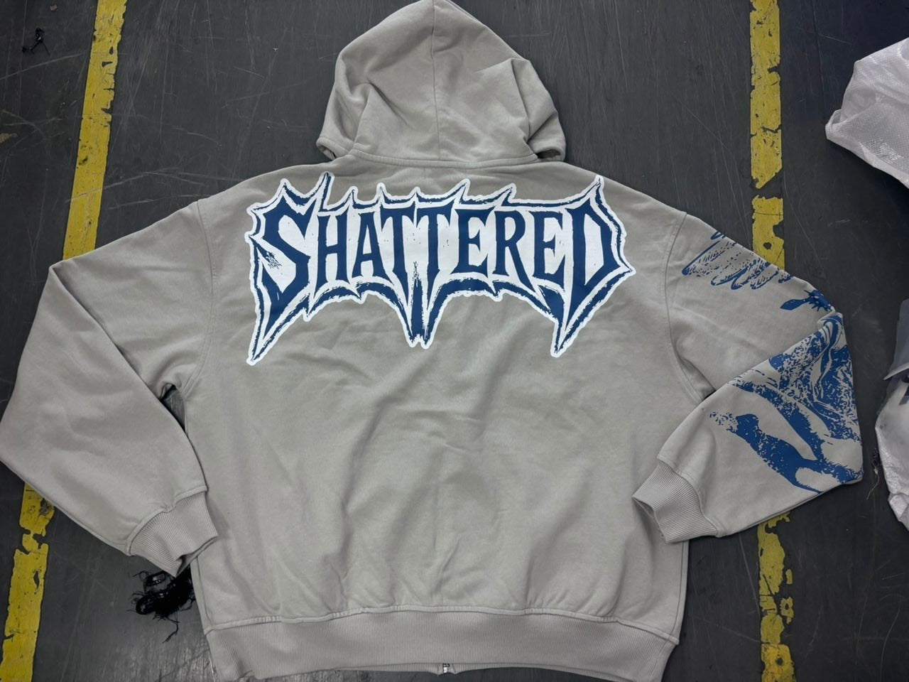 CATCHING FEELINGS HOODIE | GRAY